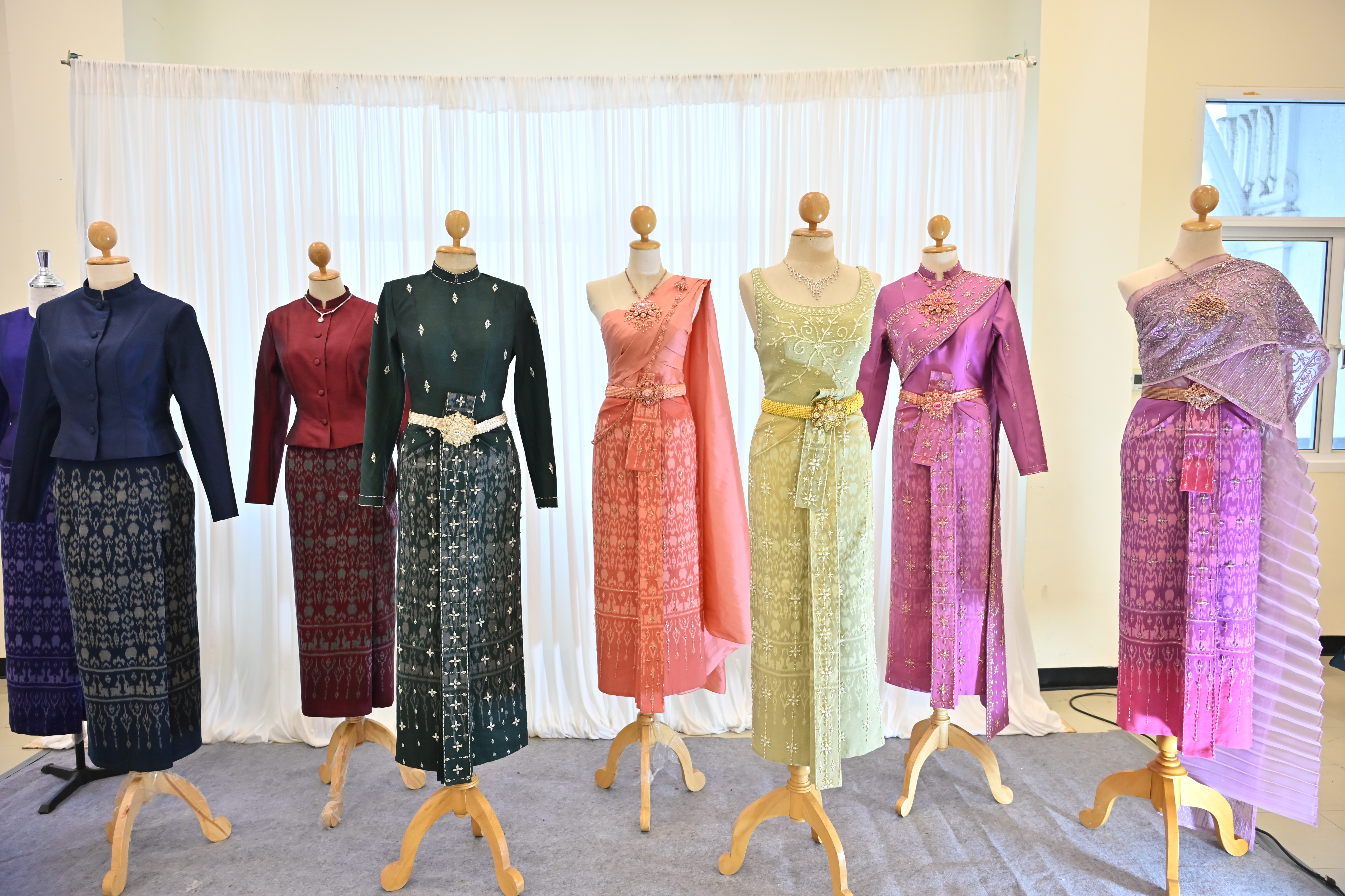 title - ส.ป.ก.นครปฐม เข้าร่วมพิธีมอบแบบลายผ้าพระราชทาน ประจำปี 2569